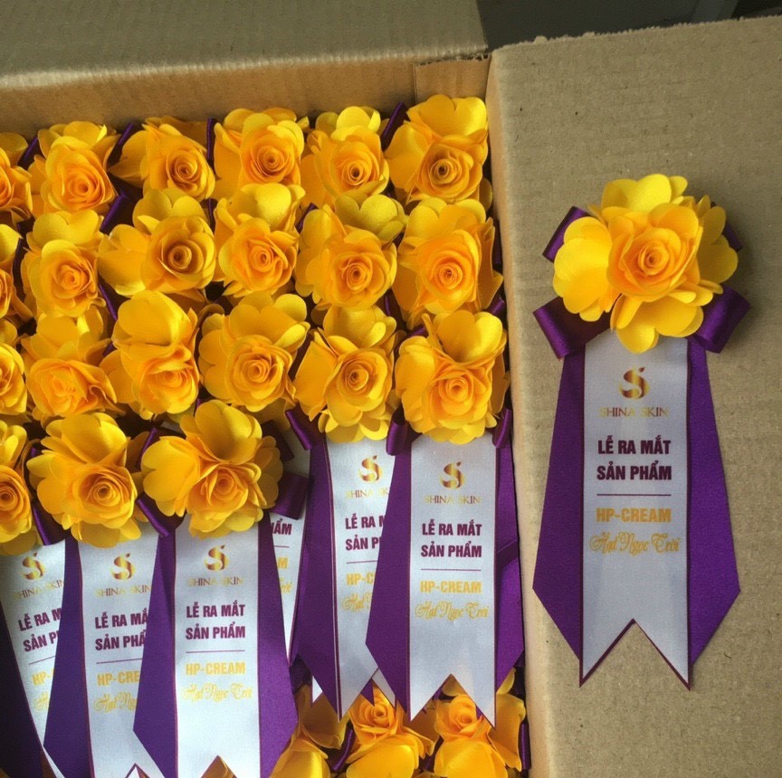 Hoa cài áo đại biểu lụa