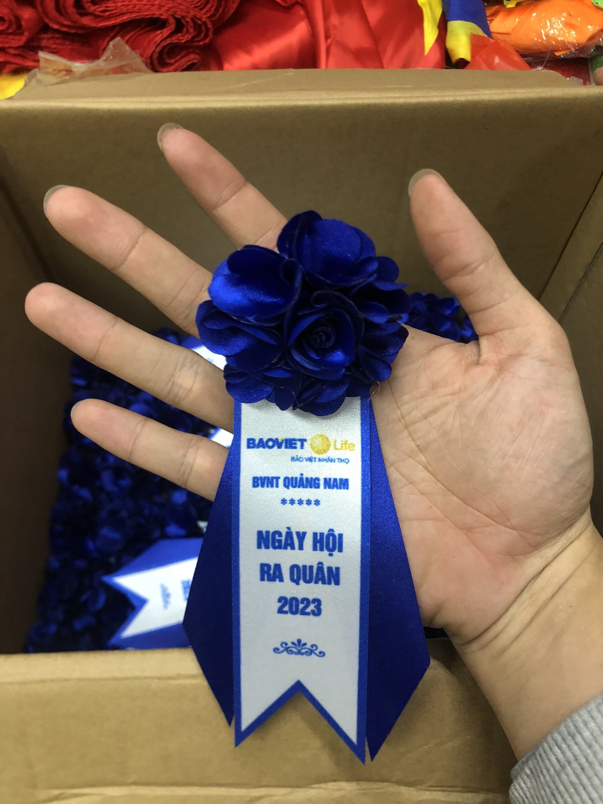 Hoa cài áo giá bao nhiêu