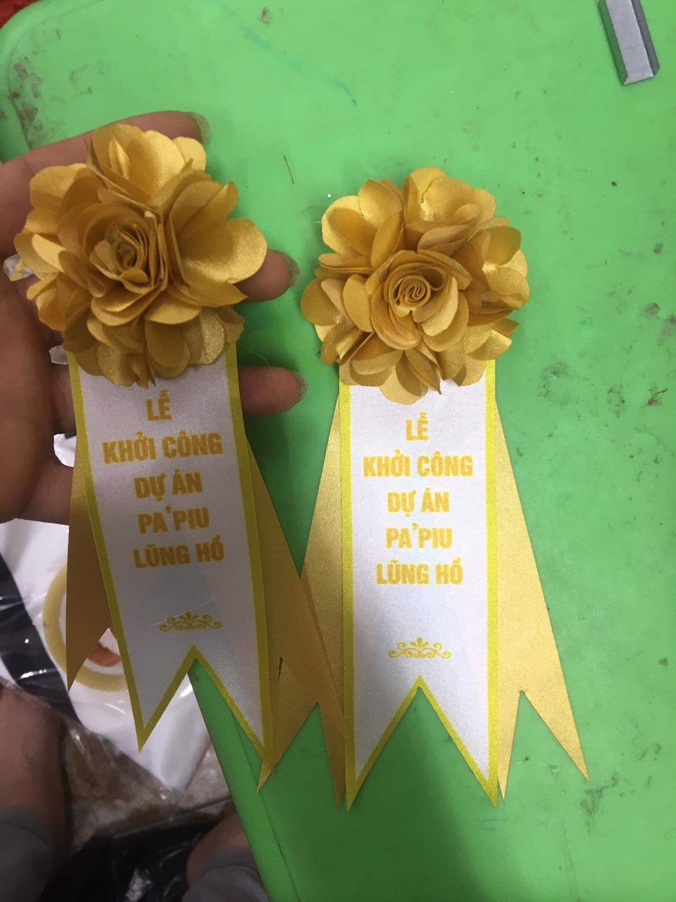 Hoa cài áo đại biểu handmade