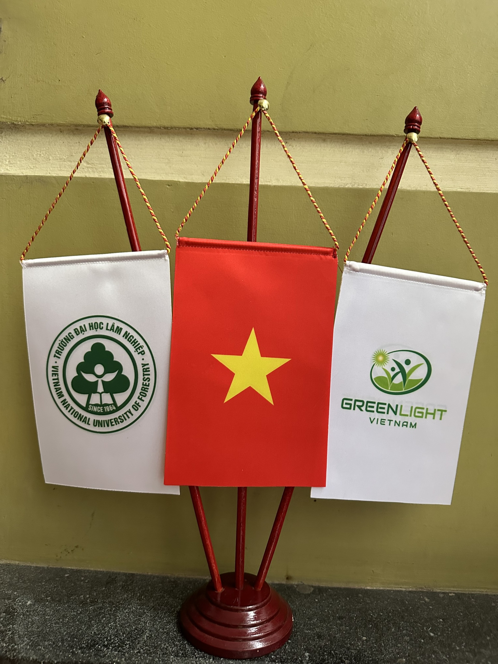 Mua cờ để bàn – Xưởng in cờ HOÀNG GIA