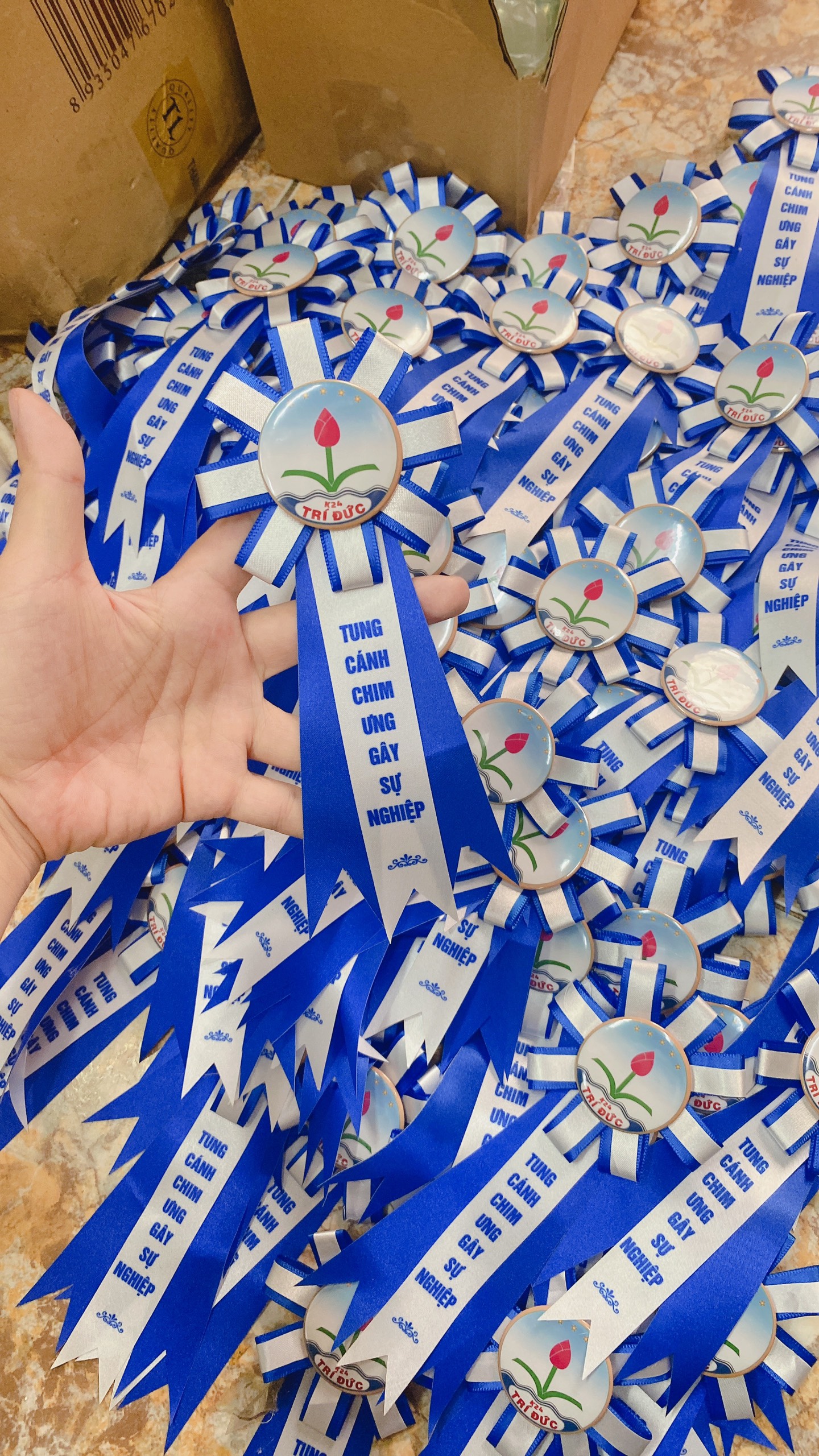 Mua hoa cài áo đại biểu giá rẻ