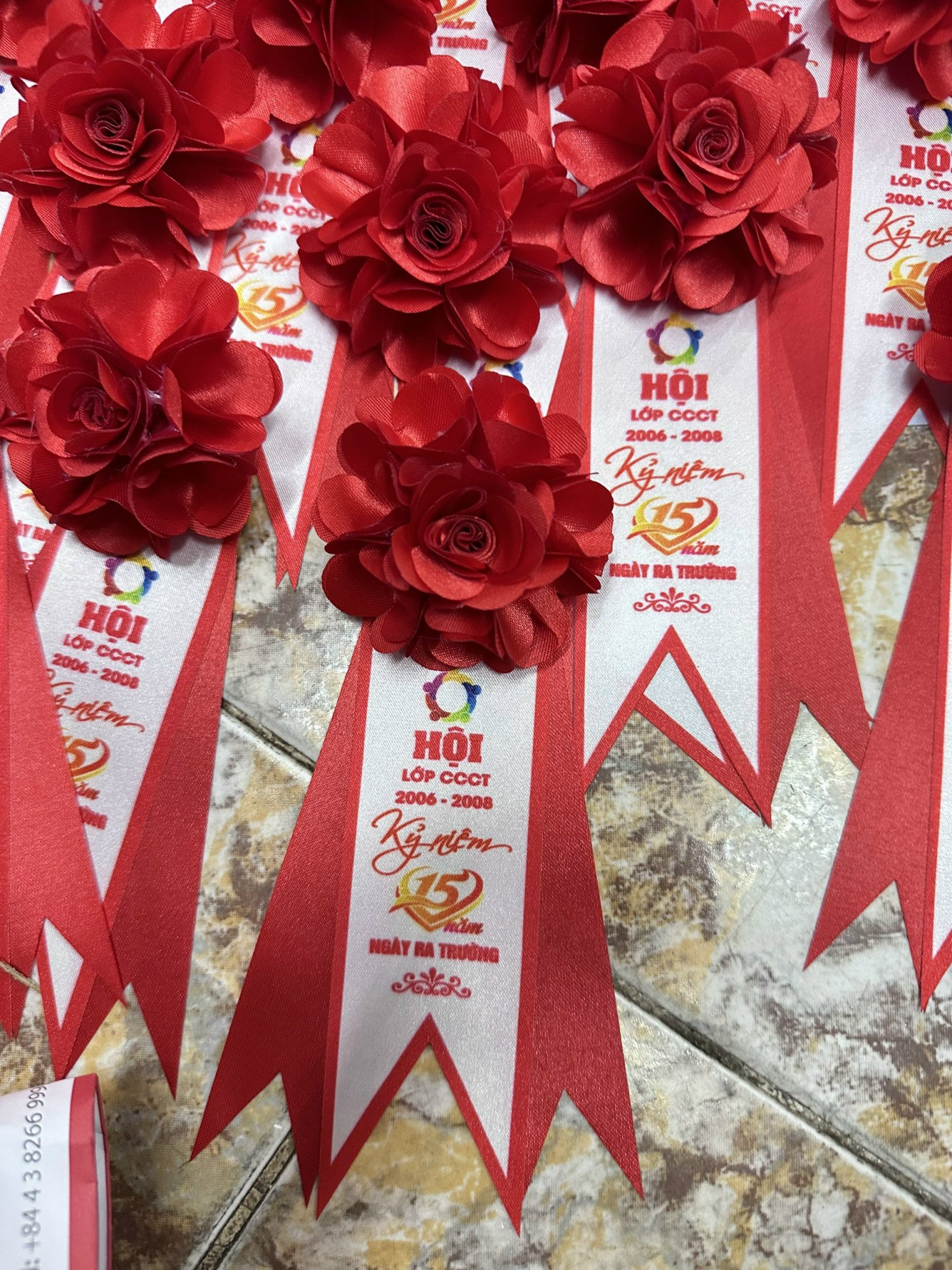 Nhận làm hoa cài áo đại biểu gấp