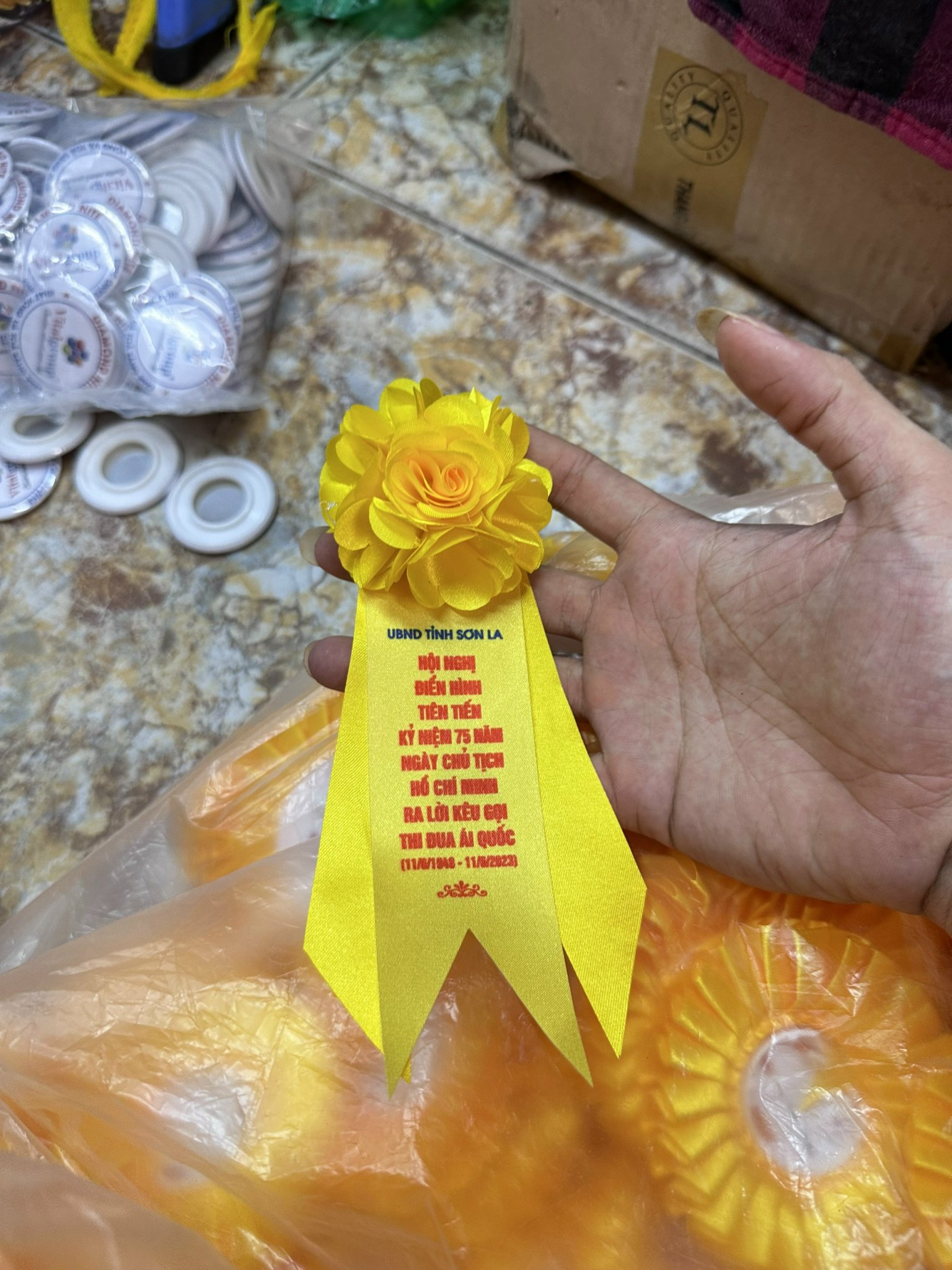 Làm hoa cài áo bằng vải