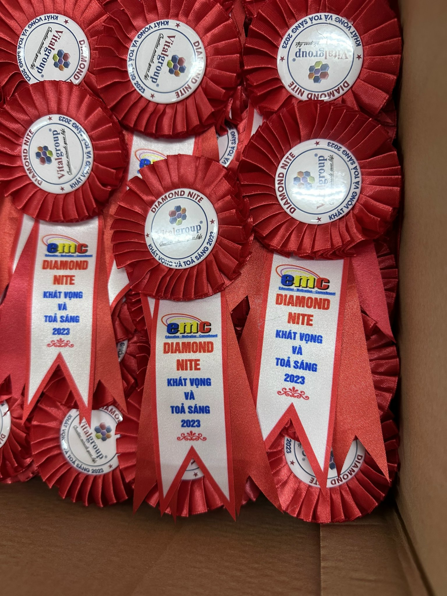 Hoa cài áo đại biểu cao cấp