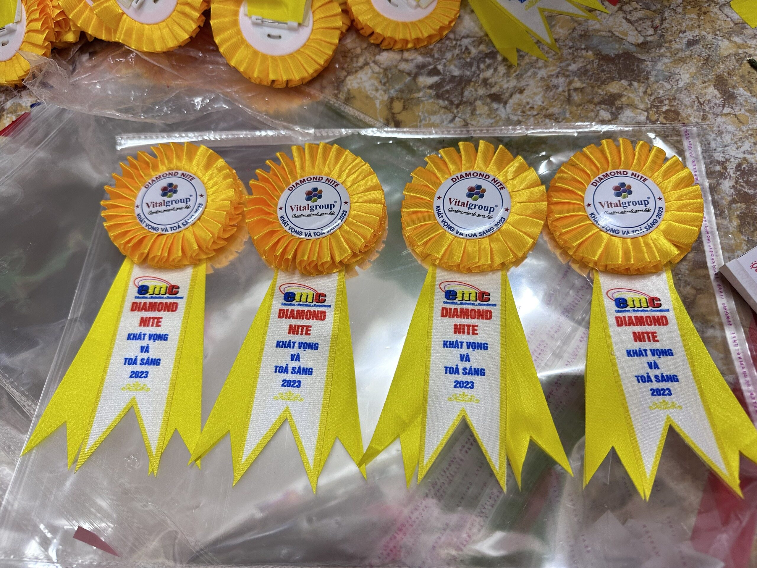 Hoa cài áo đại biểu cho hội thảo