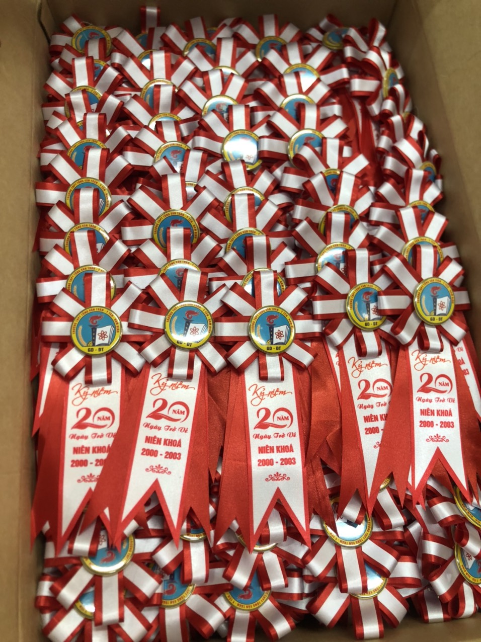 Hoa cài áo cho đại biểu