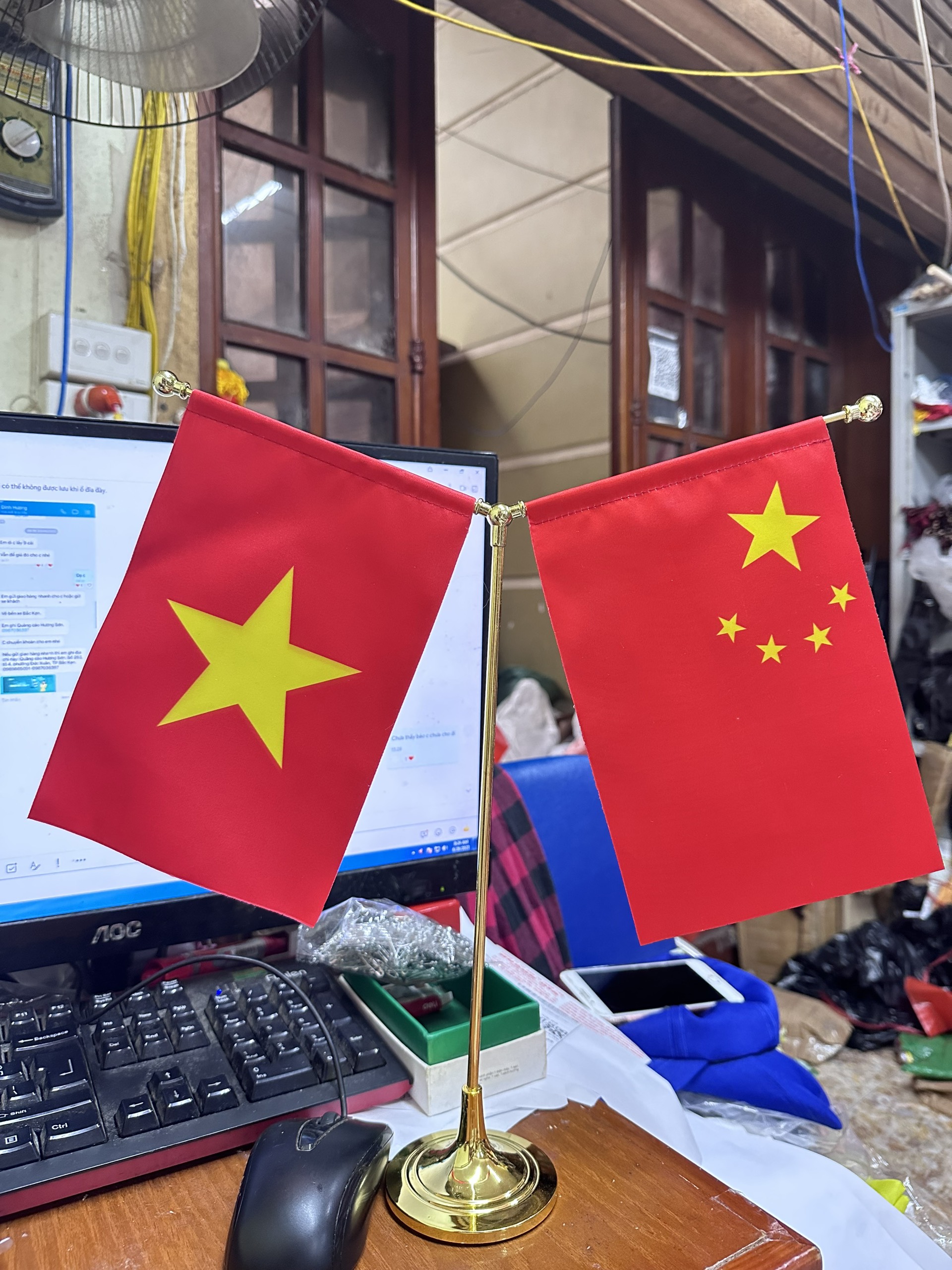 Mua cờ để bàn làm việc – Xưởng in cờ HOÀNG GIA