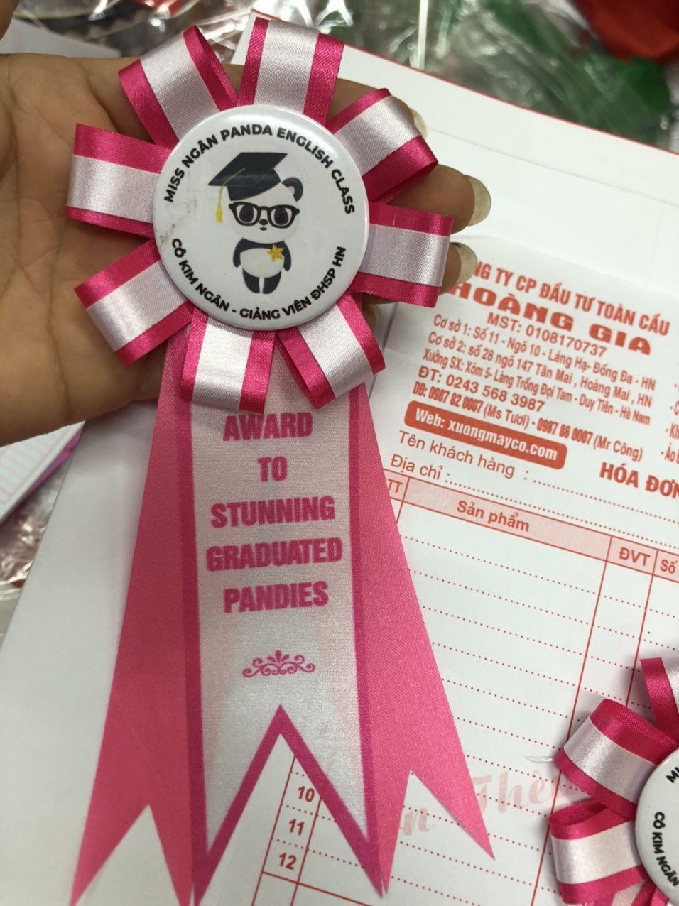 Xưởng làm hoa cài áo đại biểu