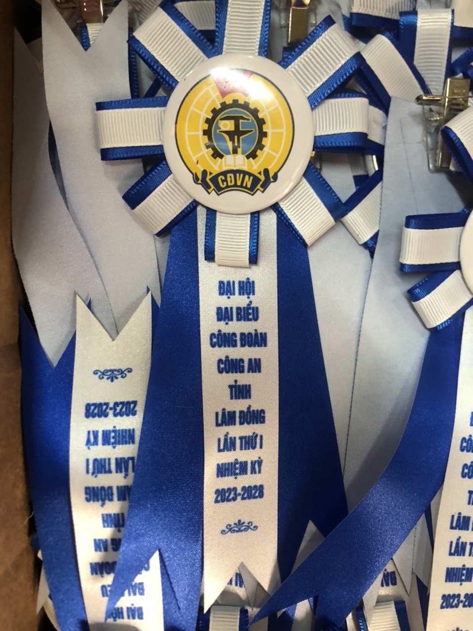 Nhận làm hoa cài áo đại biểu lấy ngay