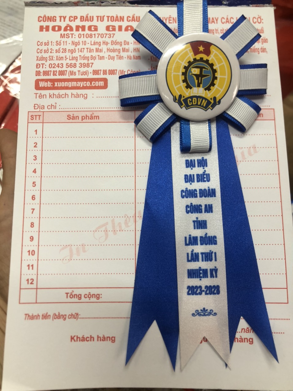 Mẫu hoa cài áo đại biểu