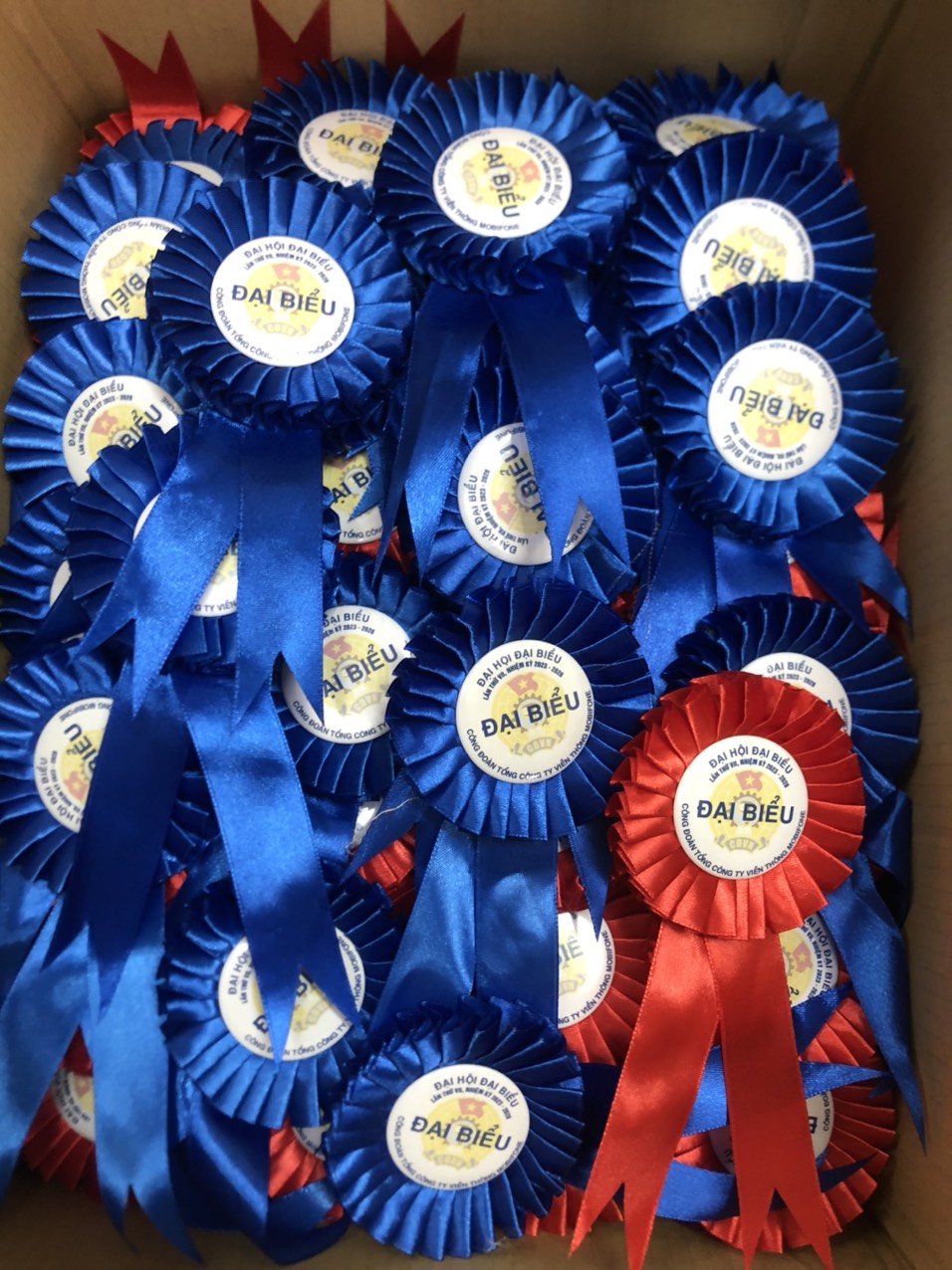 Hoa cài áo kỷ niệm ngày thành lập