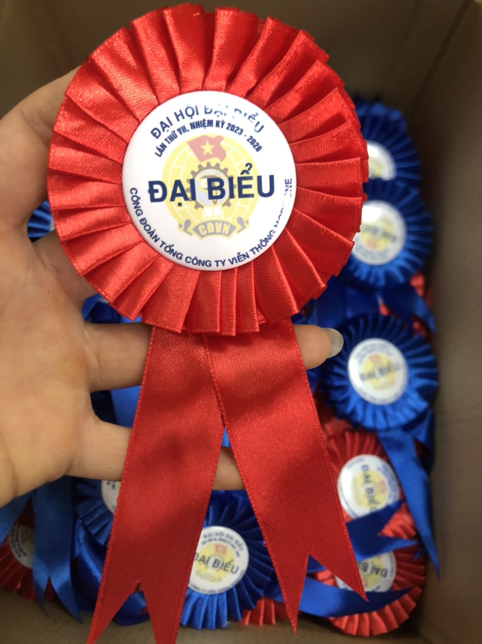 Hoa cài áo cho đại biểu