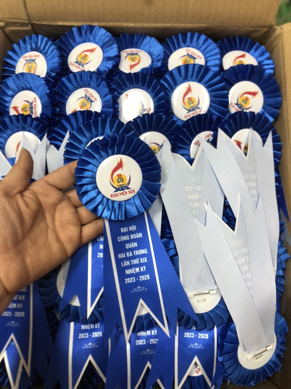 Hoa cài áo đại biểu giá rẻ