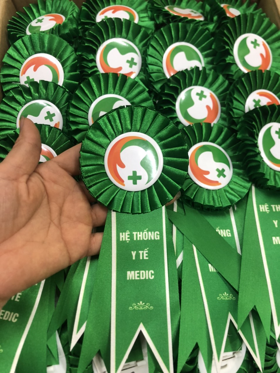 Xưởng làm hoa cài áo đại biểu