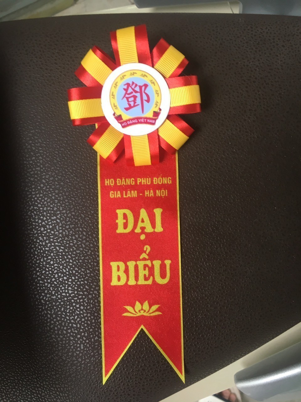 Xưởng làm hoa cài áo đại biểu