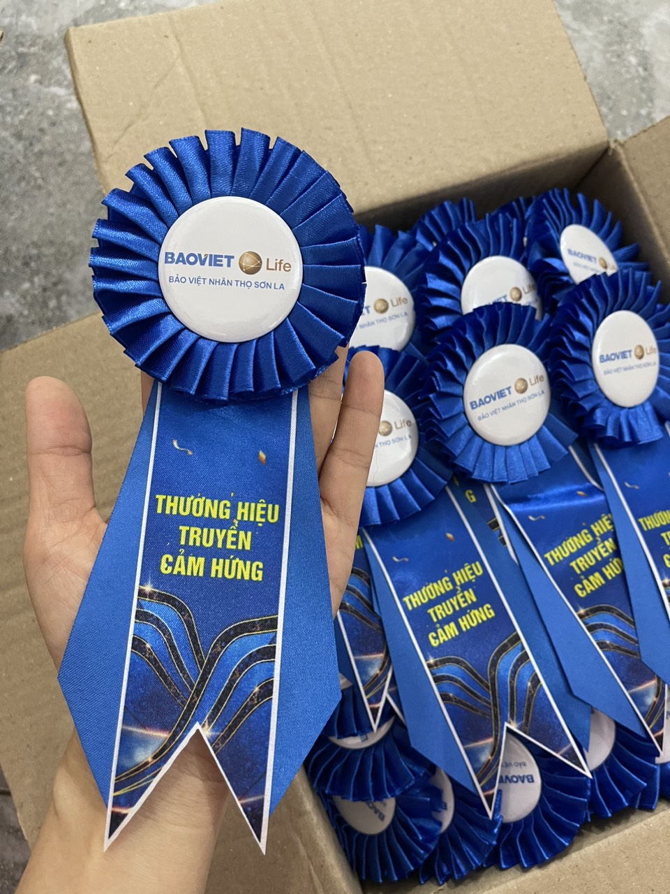 Hoa cài áo đại biểu cao cấp