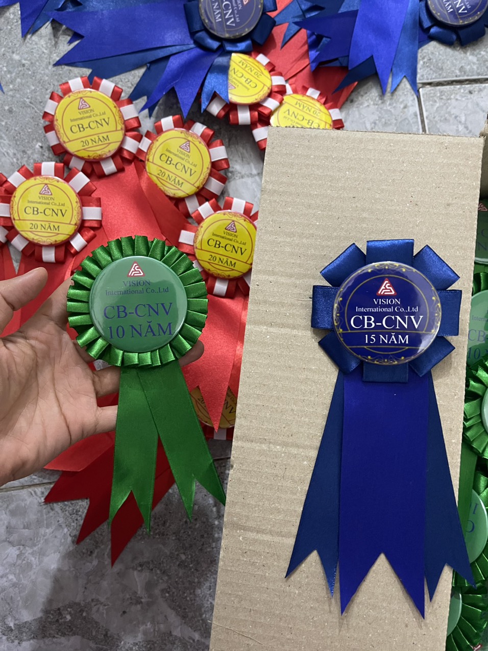 Hoa cài áo đại biểu lụa