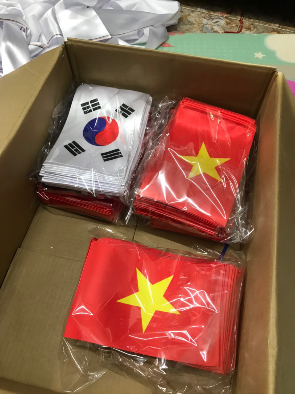 Cờ để bàn ký kết – Xưởng in cờ HOÀNG GIA