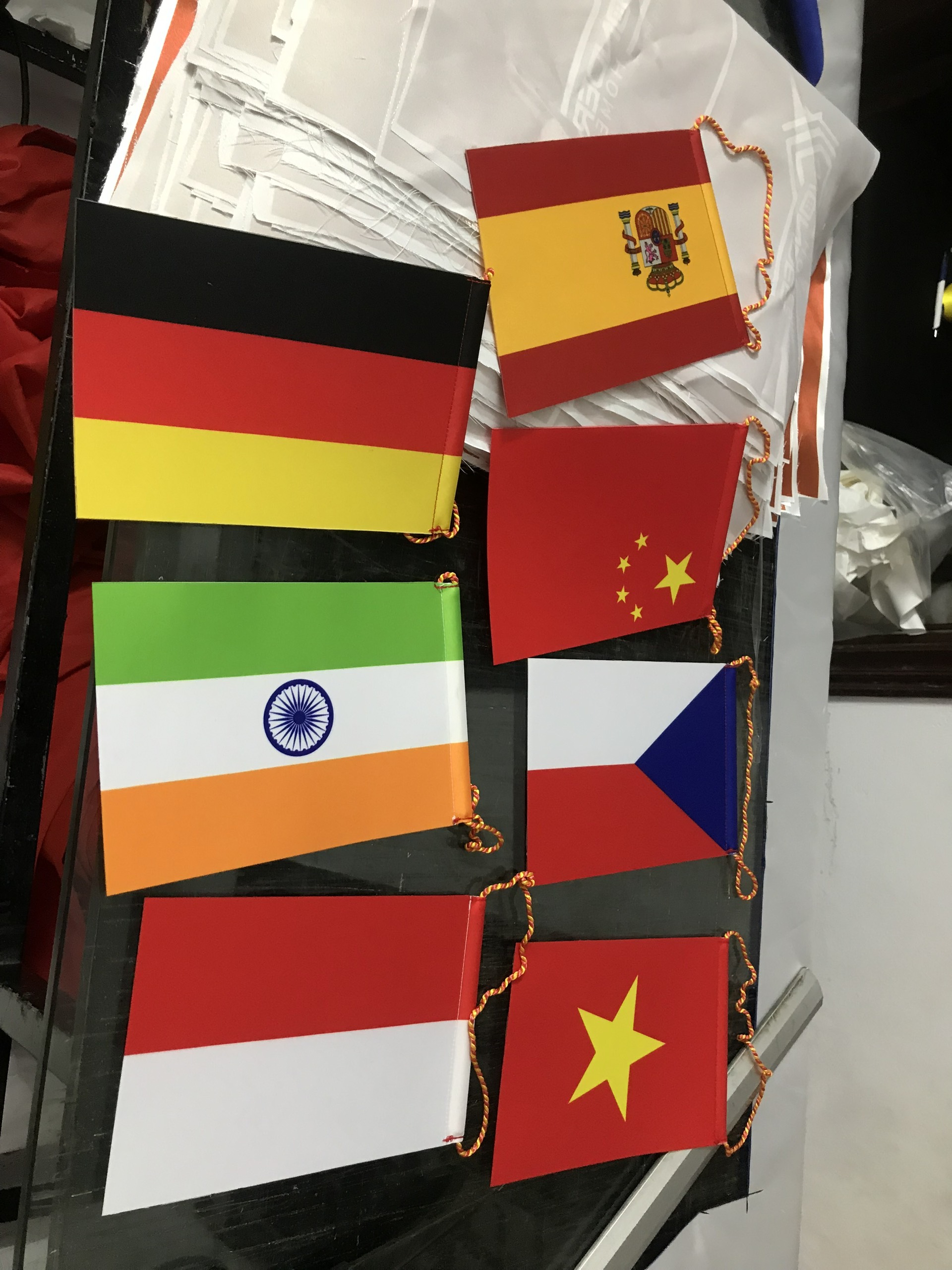 Lá cờ để bàn làm việc – Xưởng in cờ HOÀNG GIA tại Hà Nội