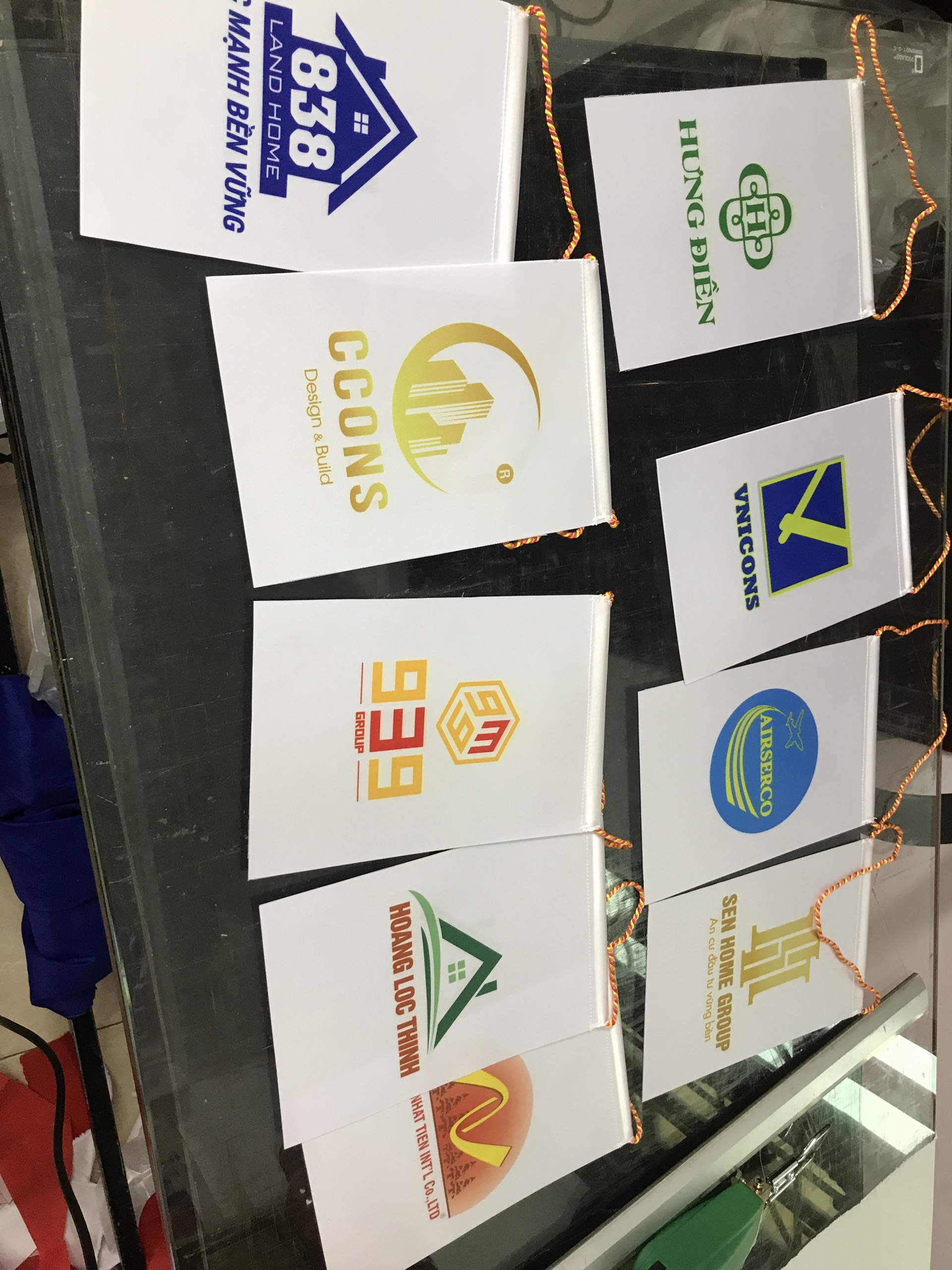 Cờ để bàn in theo yêu cầu – Xưởng in cờ HOÀNG GIA tại Hà Nội