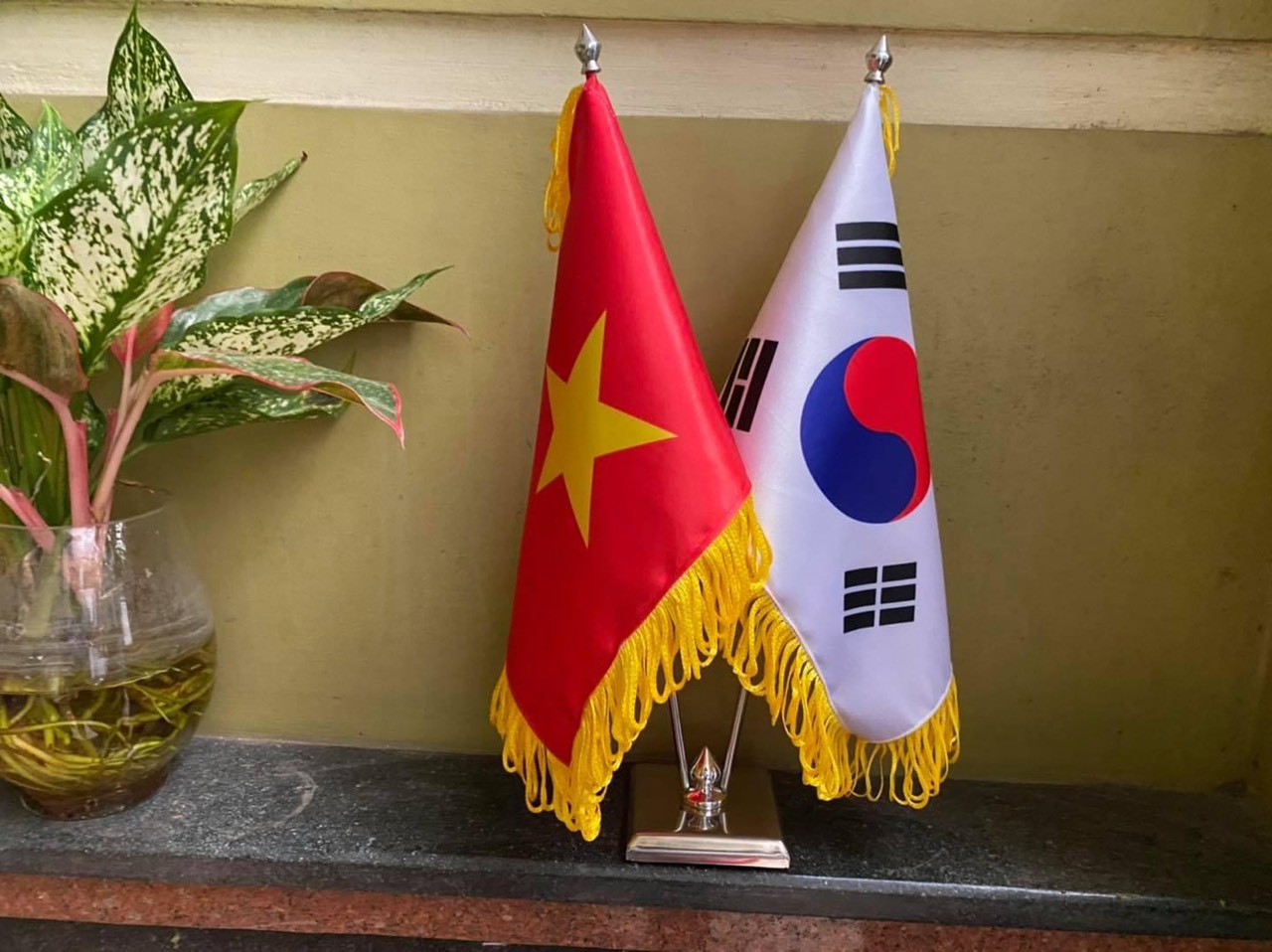 Cờ để bàn làm việc chất lượng cao – Xưởng in cờ HOÀNG GIA tại Hà Nội