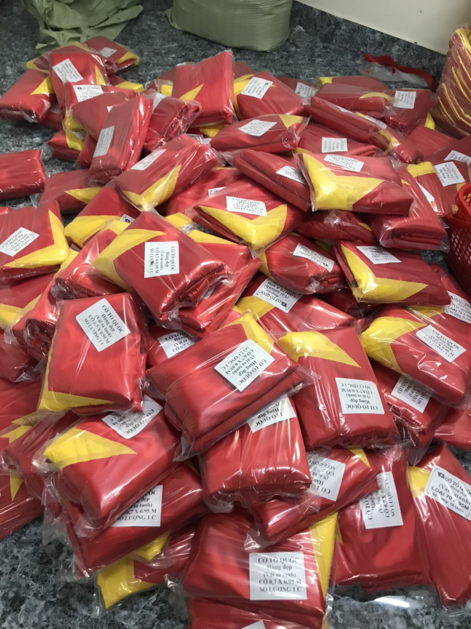 Làm cờ Tổ Quốc số lượng lớn – Xưởng in cờ HOÀNG GIA