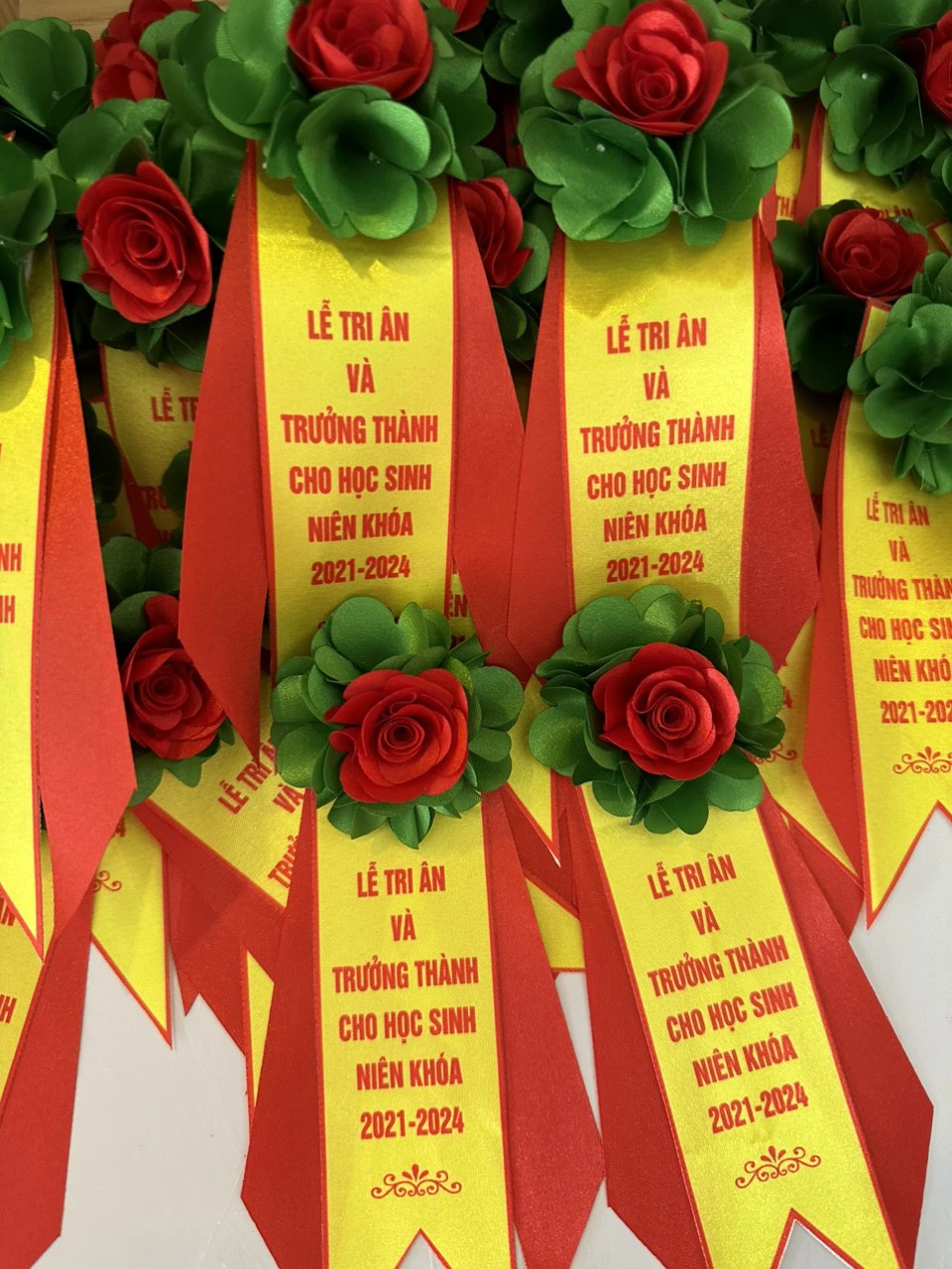 Hoa cài áo kỷ niệm 20 năm ra trường