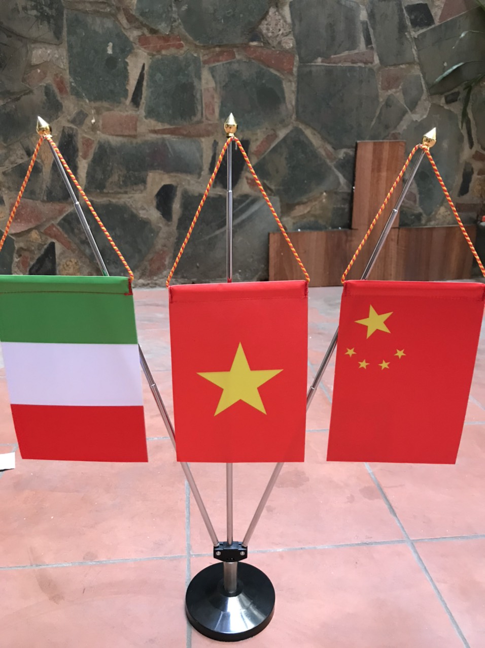 Cờ mini để bàn – Xưởng in cờ HOÀNG GIA tại Hà Nội