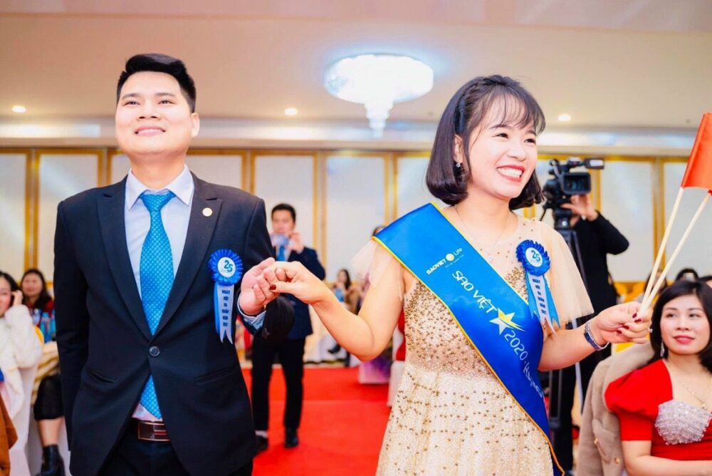 Hoa cài áo hội nghị