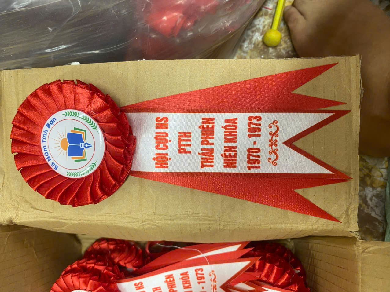 Hoa cài áo đại biểu sự kiện