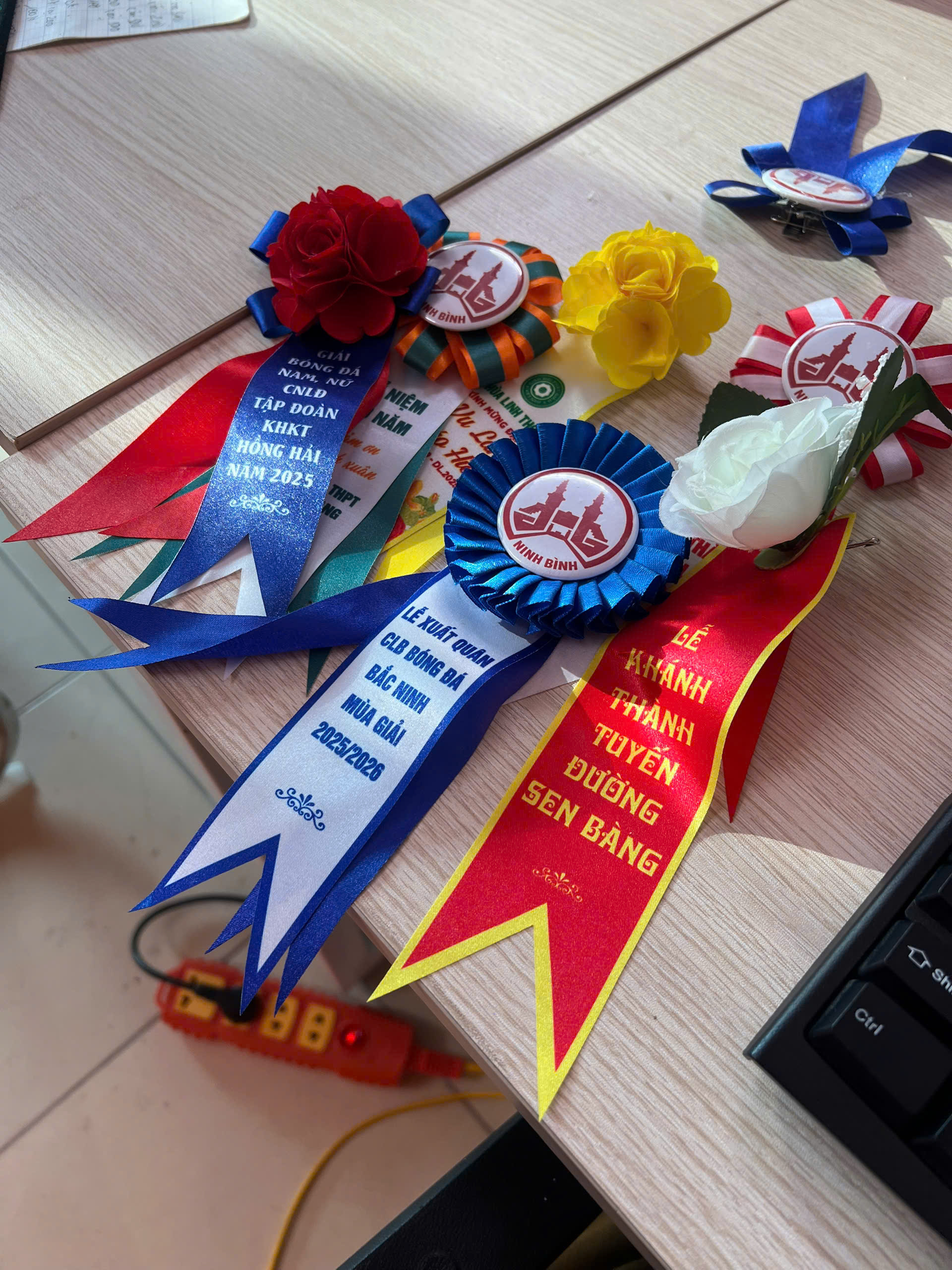 Mua hoa cài áo ở đâu