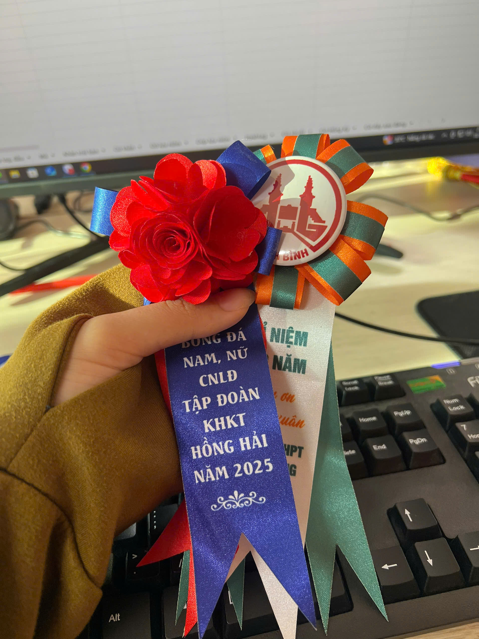 Hoa cài áo là gì?