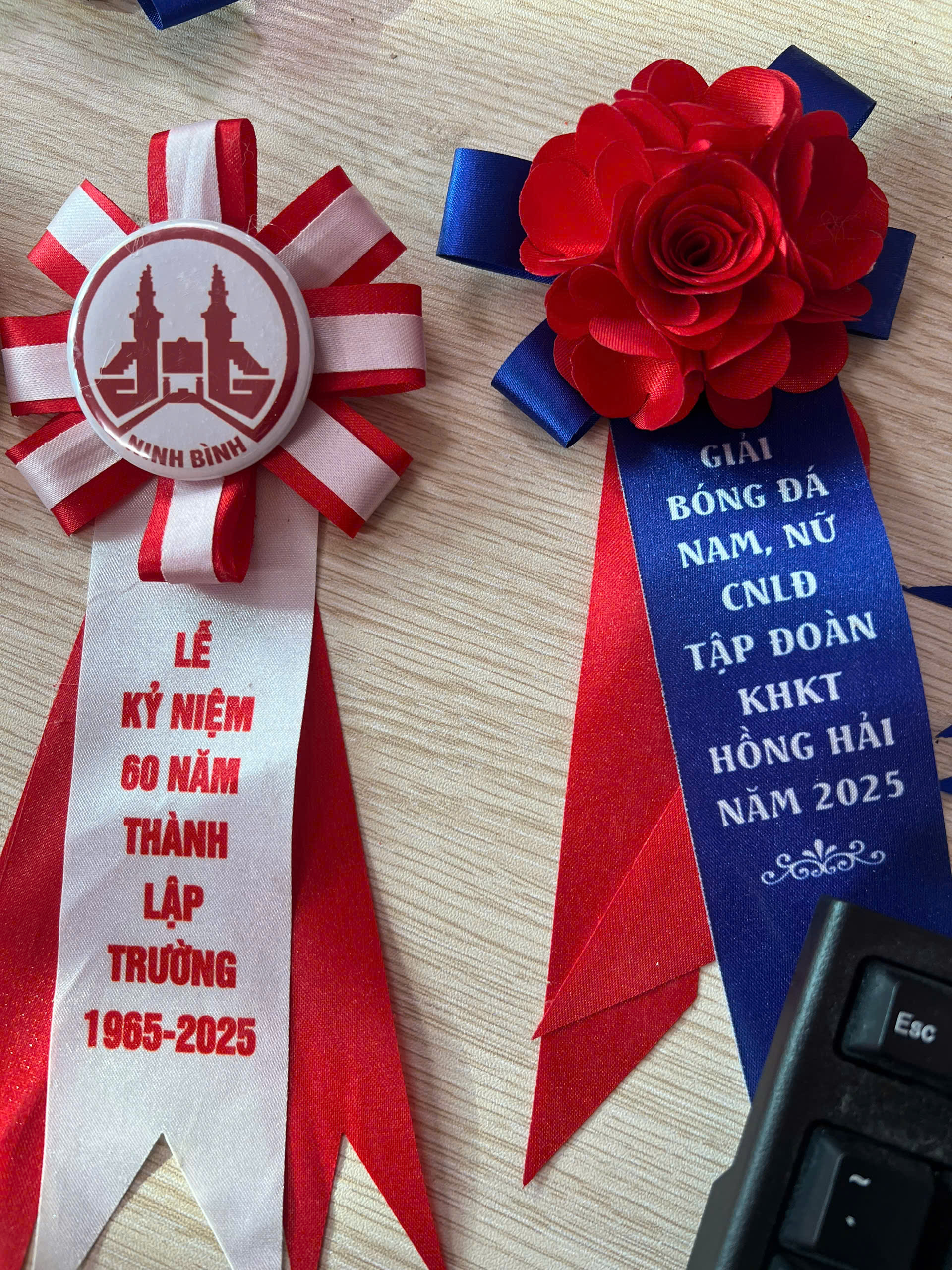 Cửa hàng bán hoa cài áo đại biểu