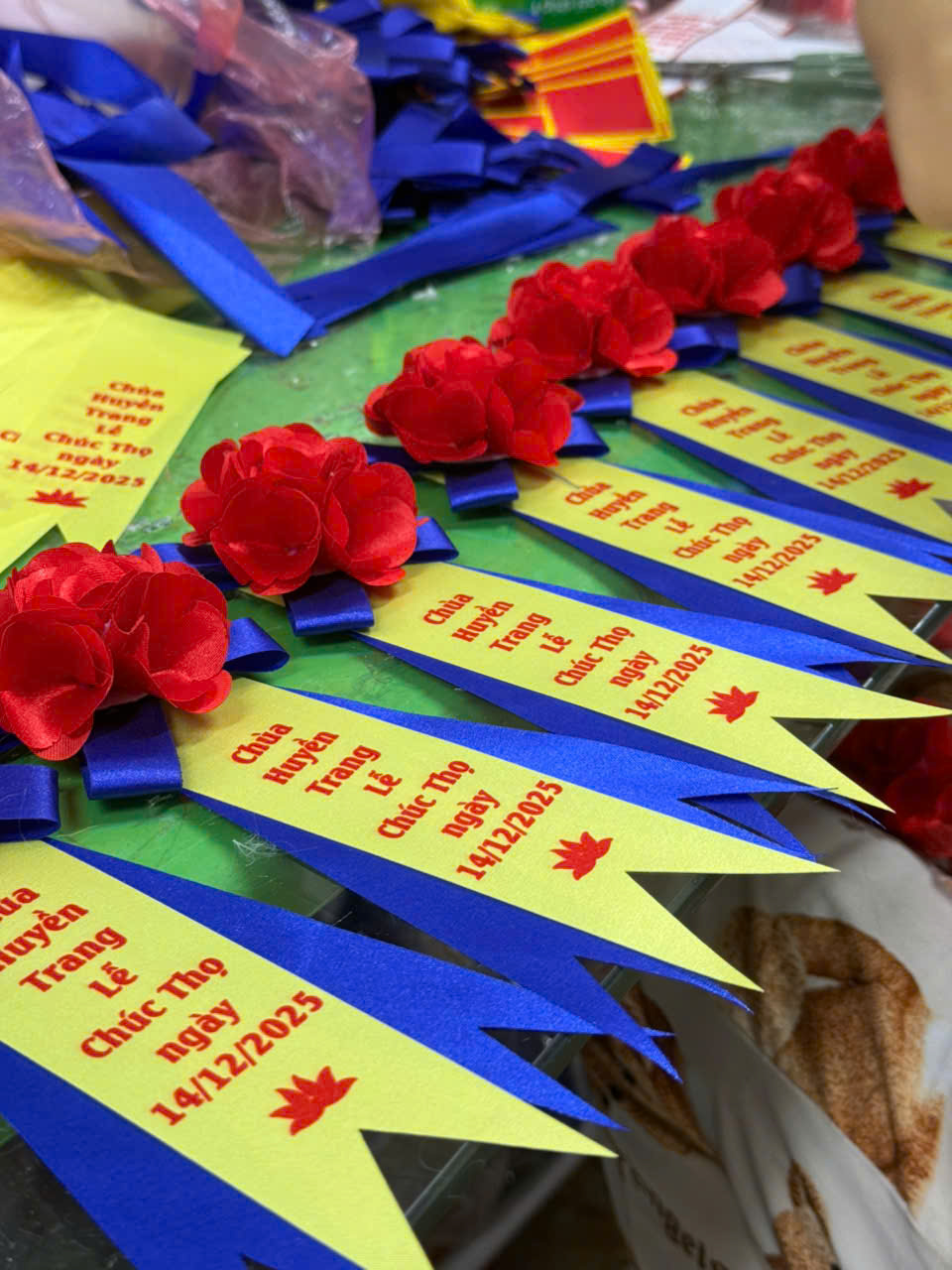 Hoa cài áo đại biểu đẹp