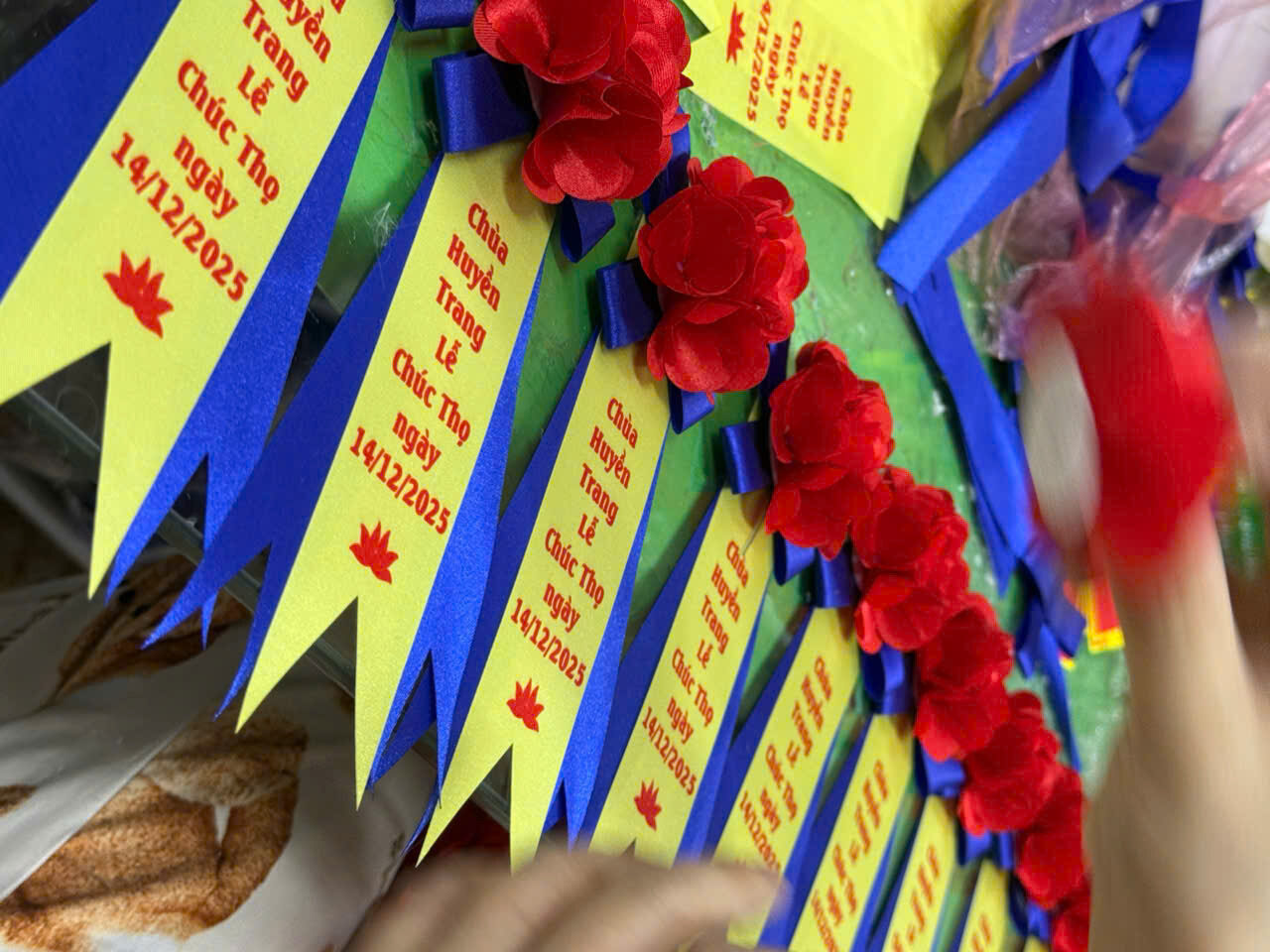 Xưởng làm hoa cài áo đại biểu