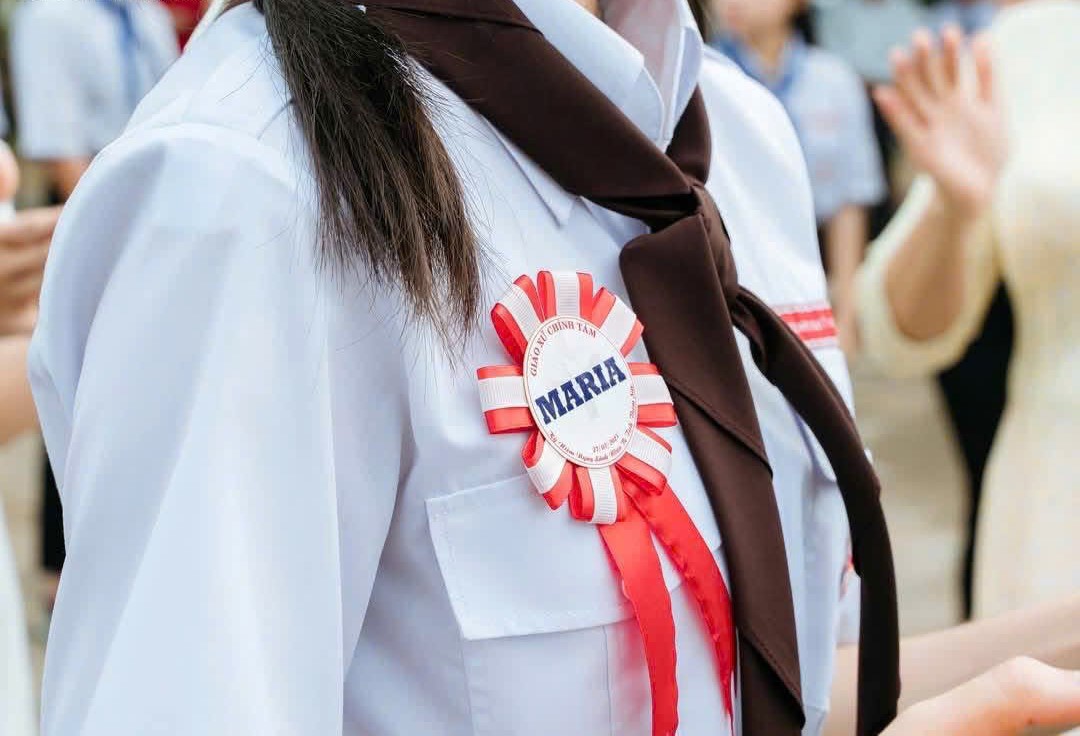 Hoa cài áo đại biểu nữ