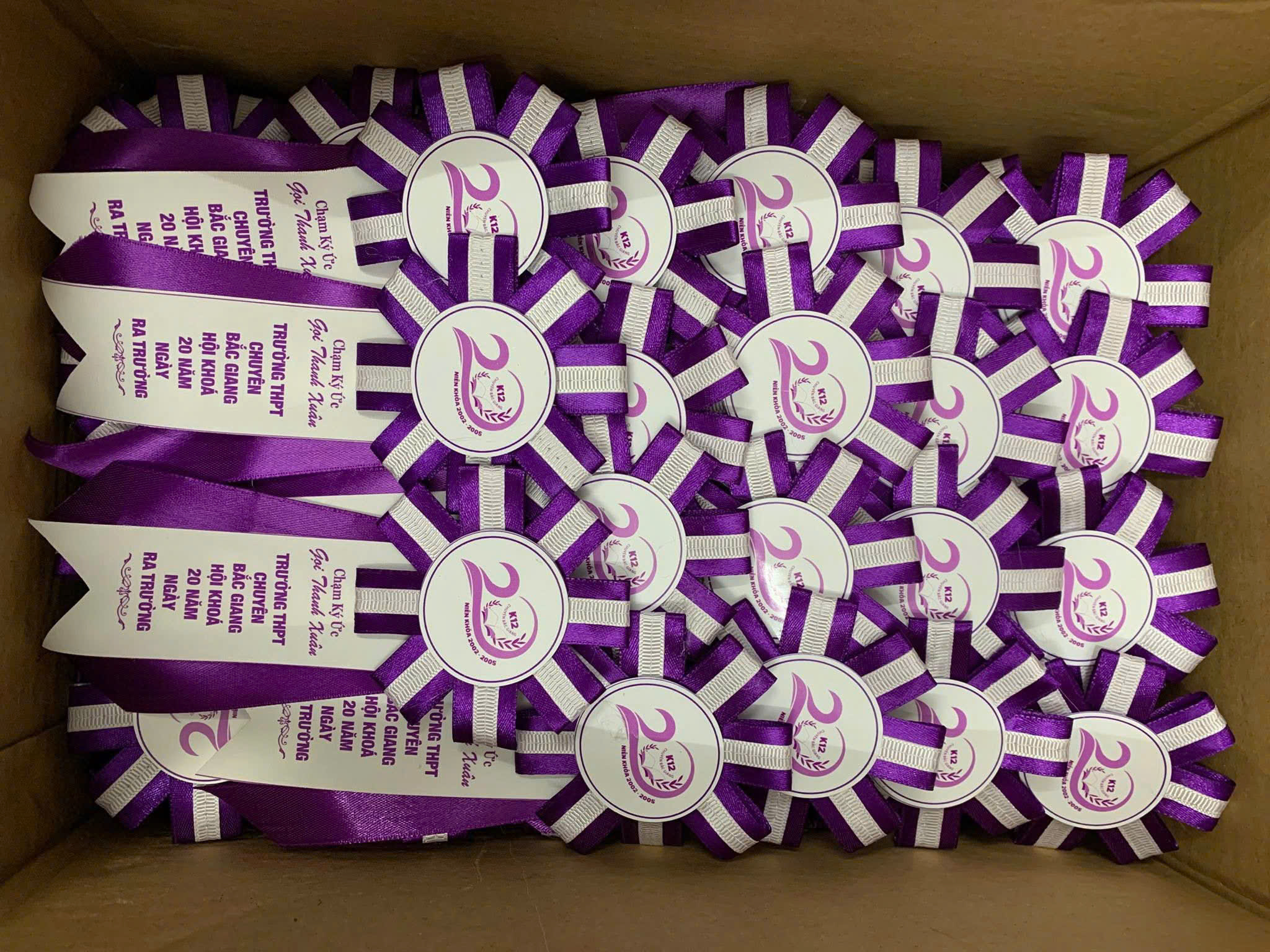 Hoa cài áo đại biểu mua ở Hà Nội