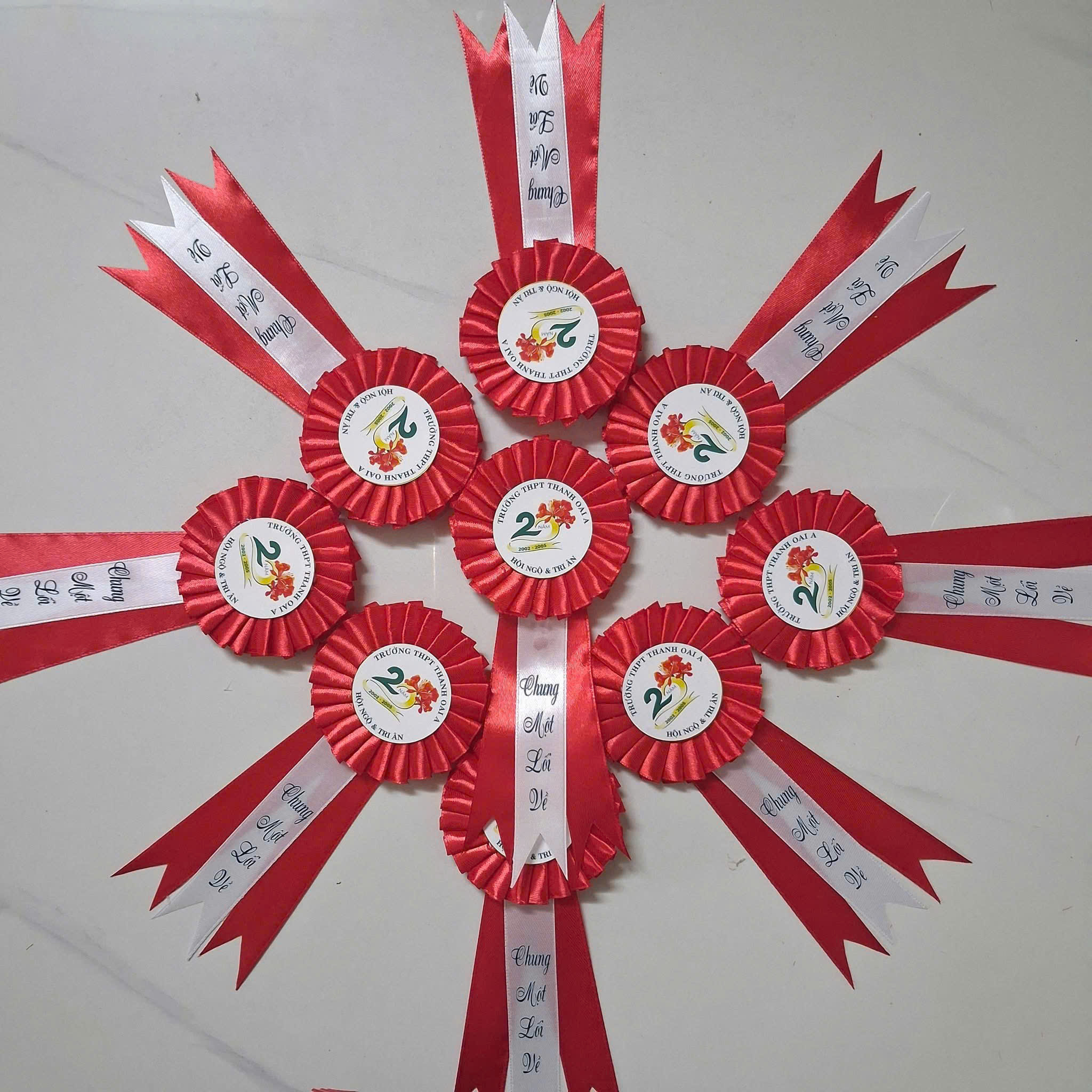 Hoa cài áo đại biểu cho lễ khai trương