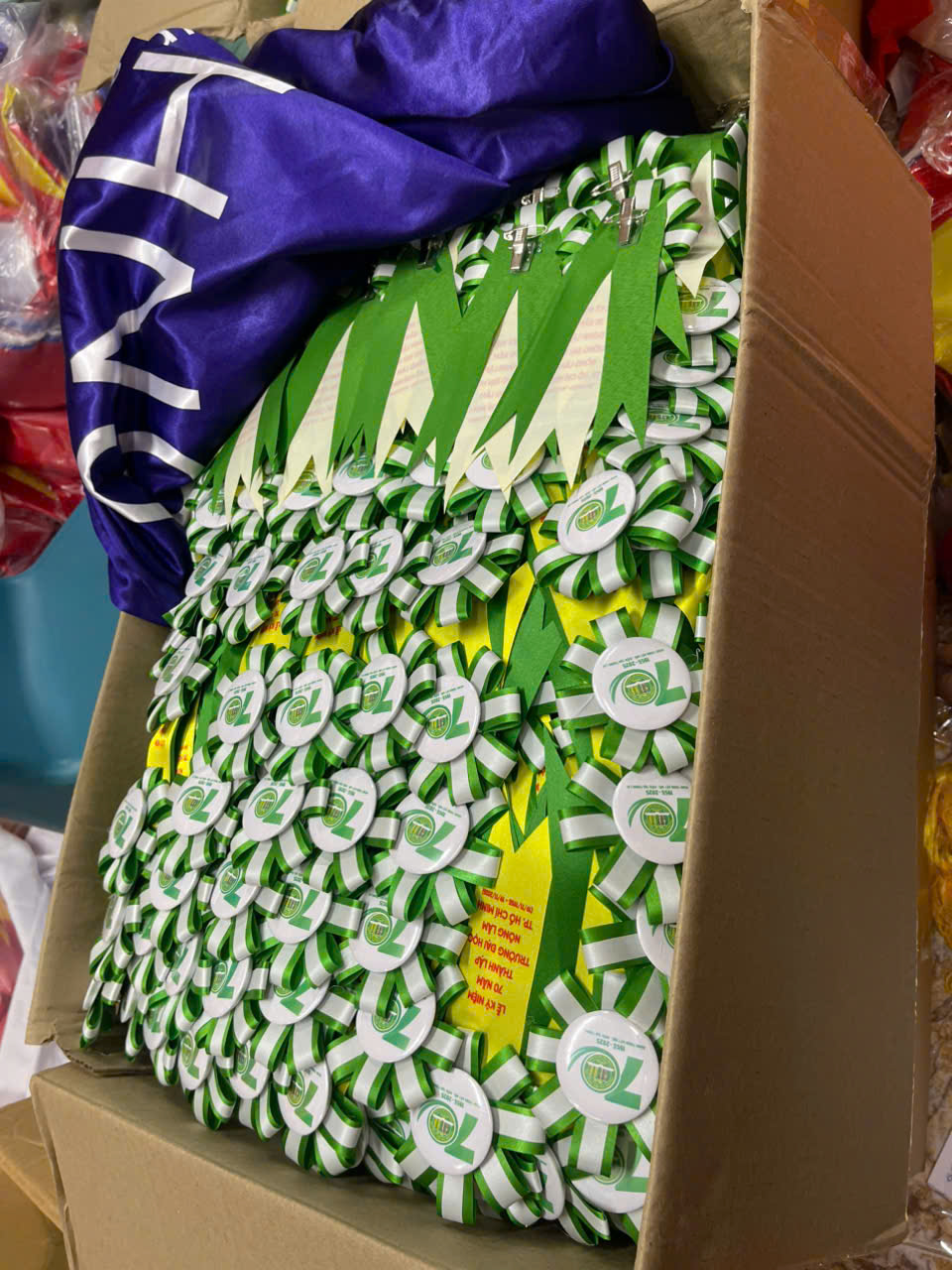 Hoa cài áo đại biểu bằng vải