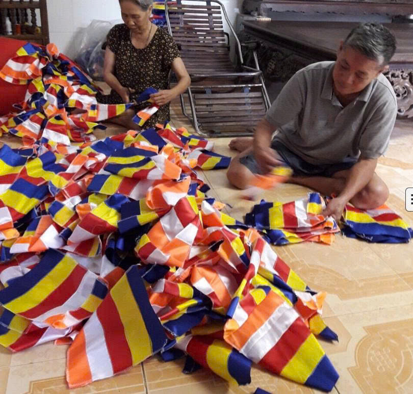 Mua cờ Phật giáo online – Xưởng in cờ HOÀNG GIA