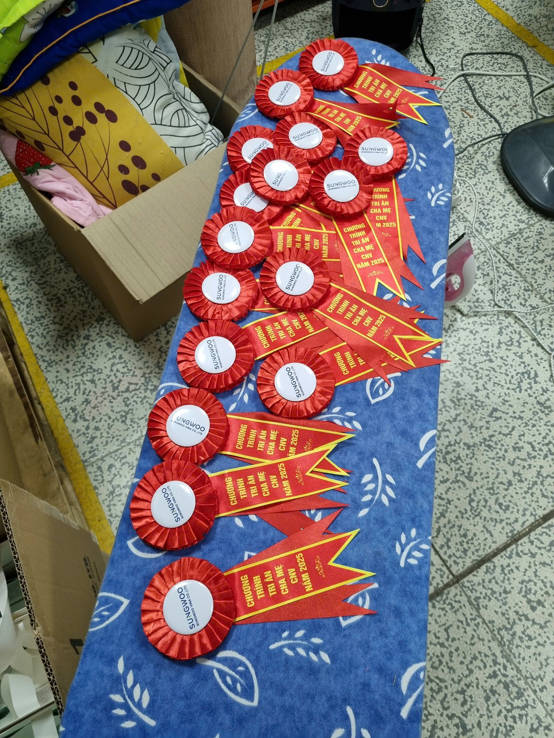 Mua hoa cài áo ở đâu