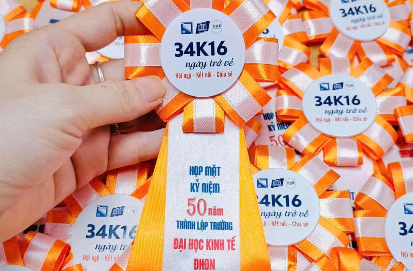 Hoa cài áo họp lớp