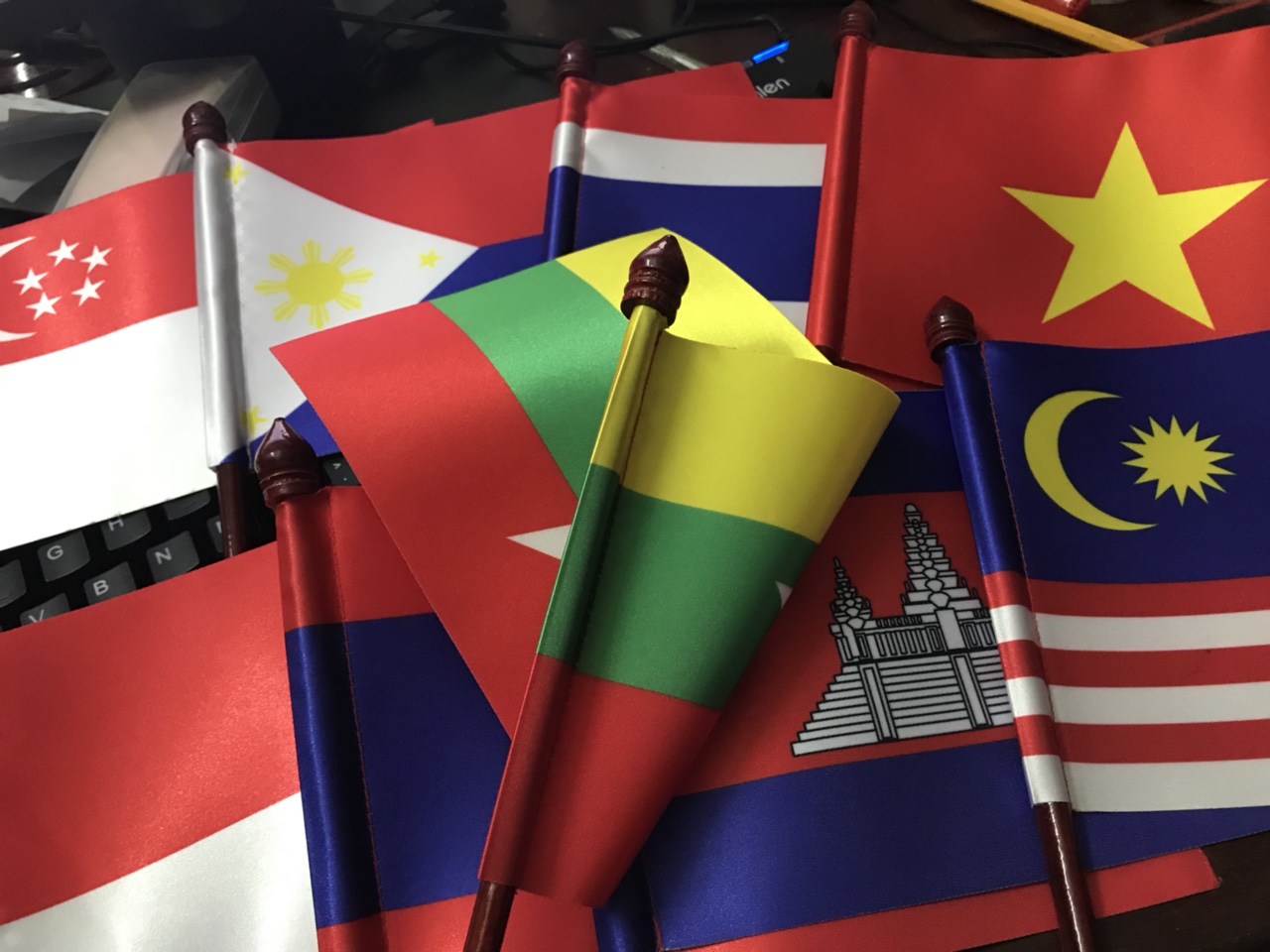 Cờ để bàn ASEAN – Xưởng in cờ HOÀNG GIA tại Hà Nội