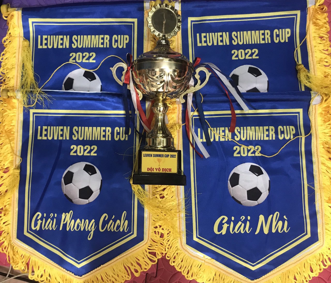 In cờ lưu niệm bóng đá