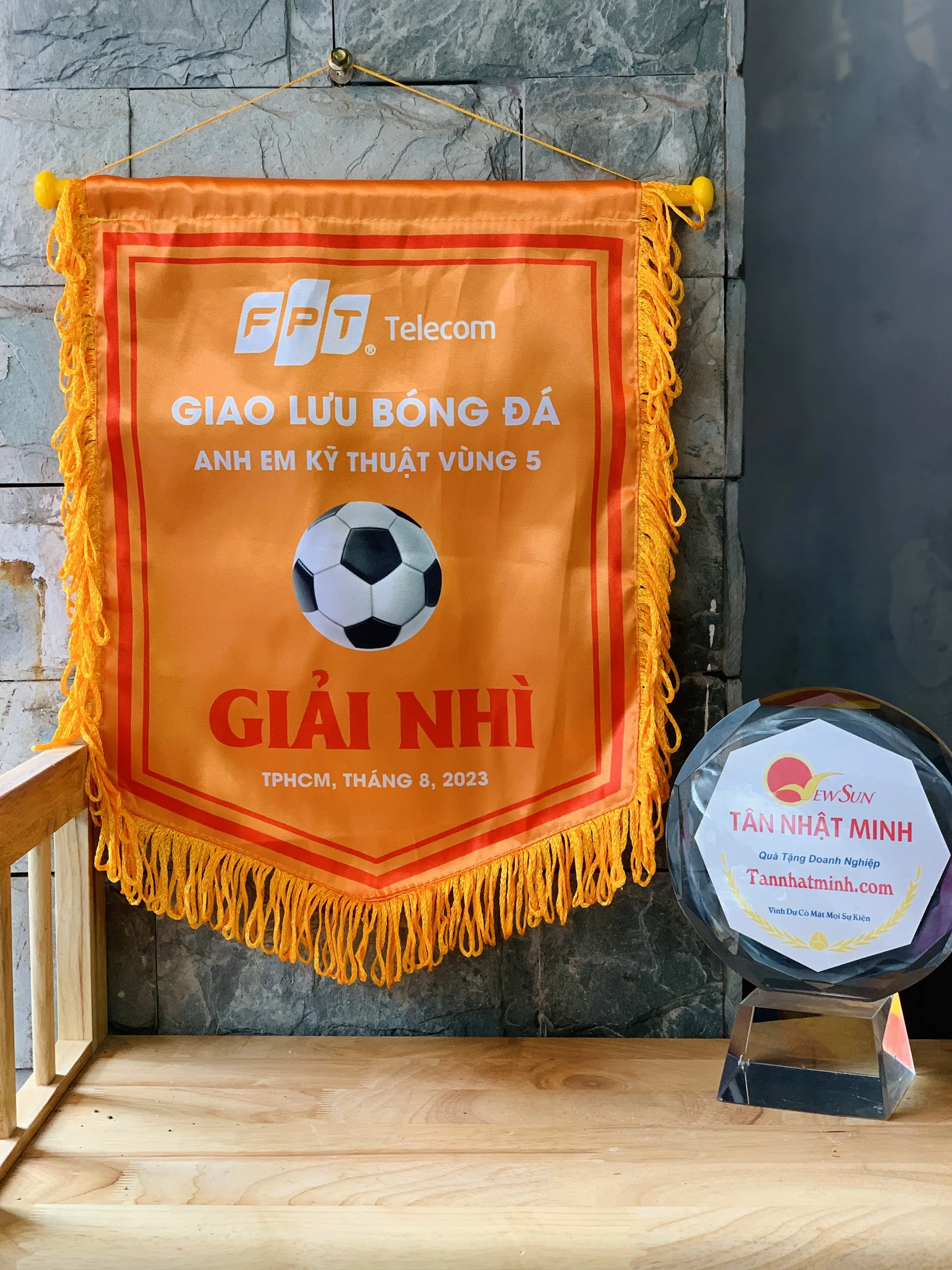 Cờ lưu niệm bóng đá tiếng anh