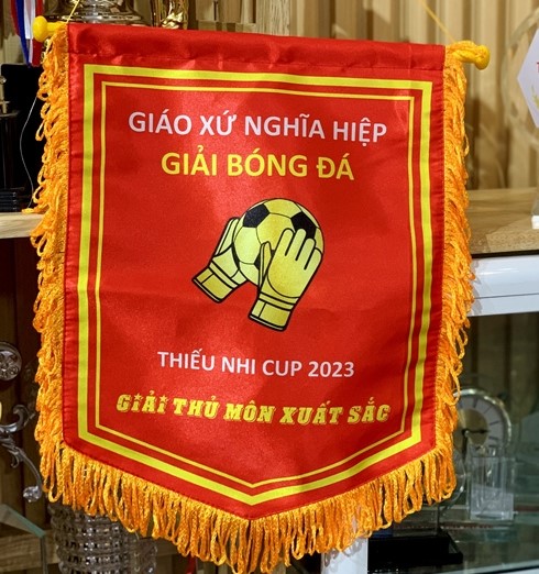 Làm cờ lưu niệm bóng đá