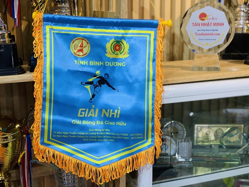 Cờ lưu niệm bóng đá tiếng anh