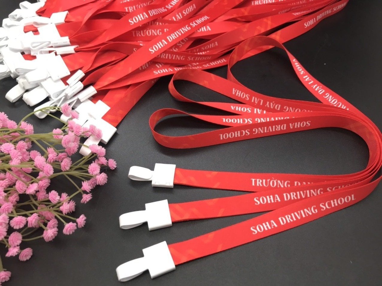 Dây đeo thẻ màu đỏ