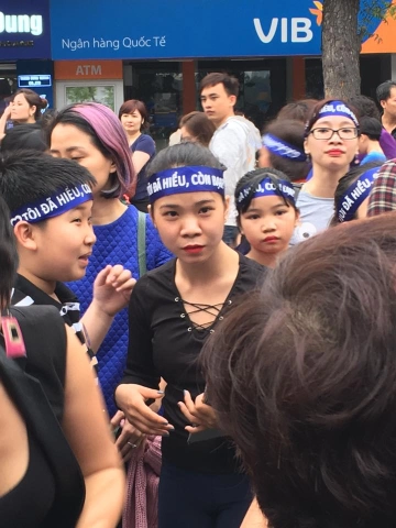 Băng rôn đeo đầu học sinh