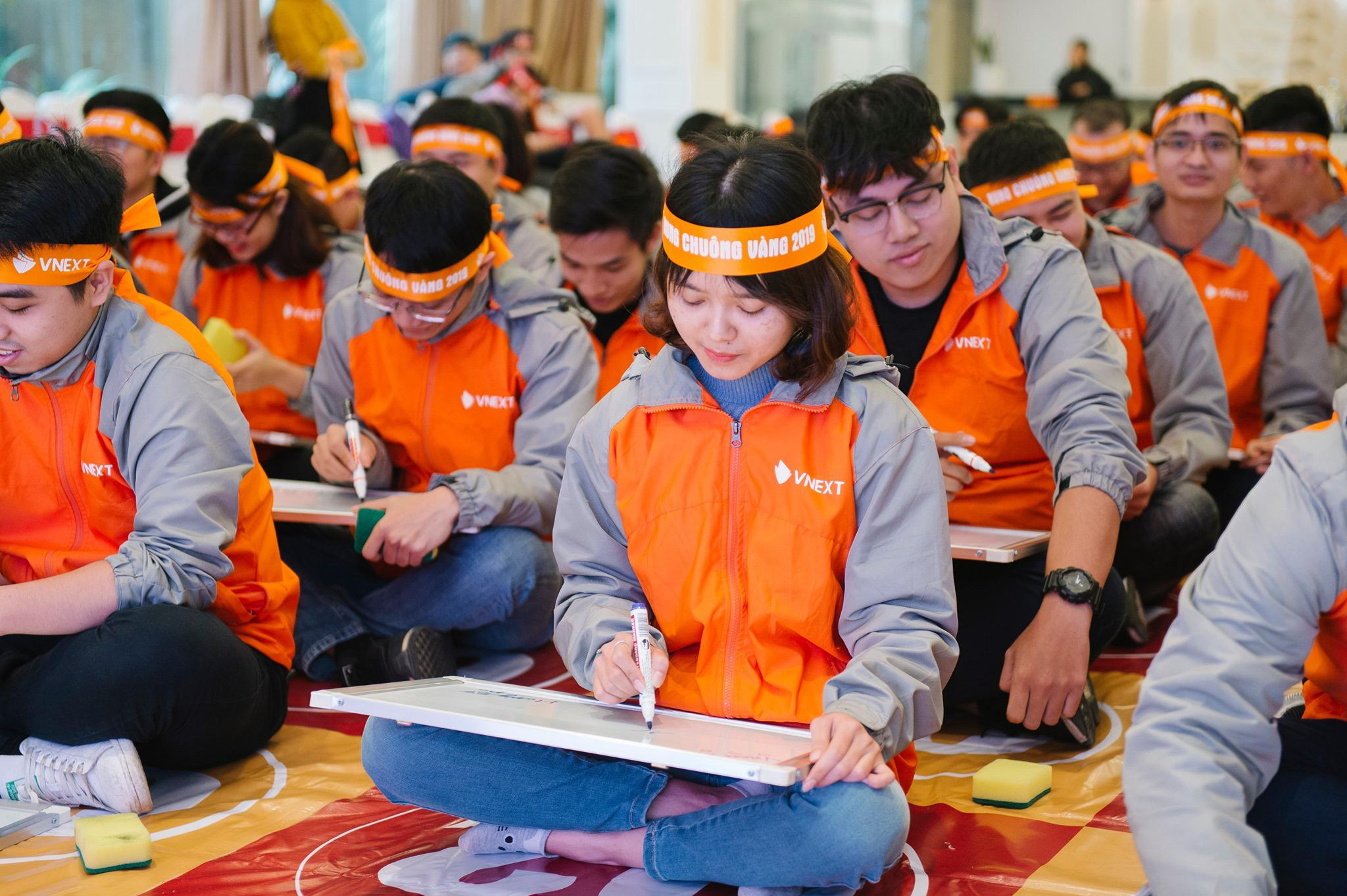 Băng rôn đeo đầu bằng satin